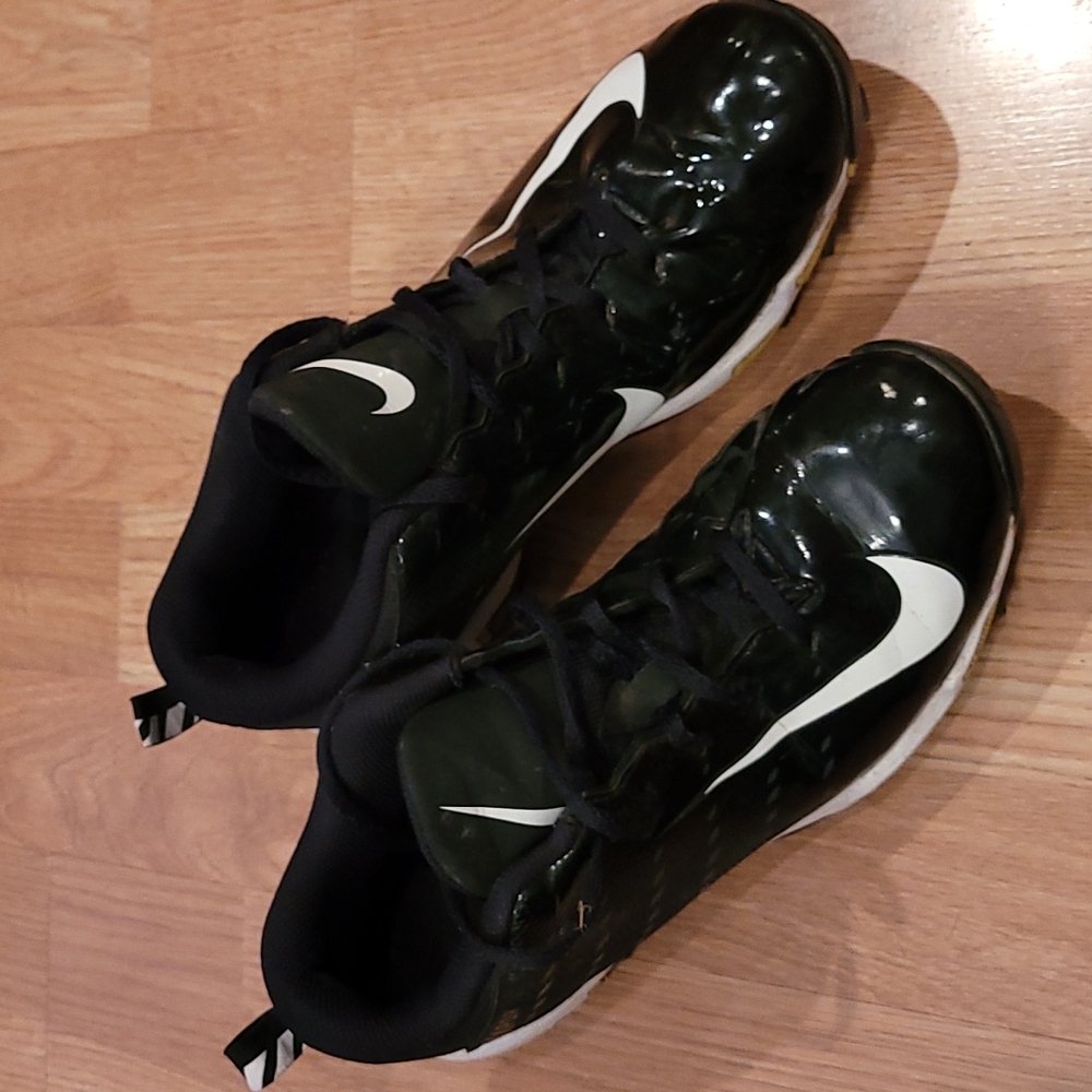 Nike Boys football cleats size 6Y, black and white